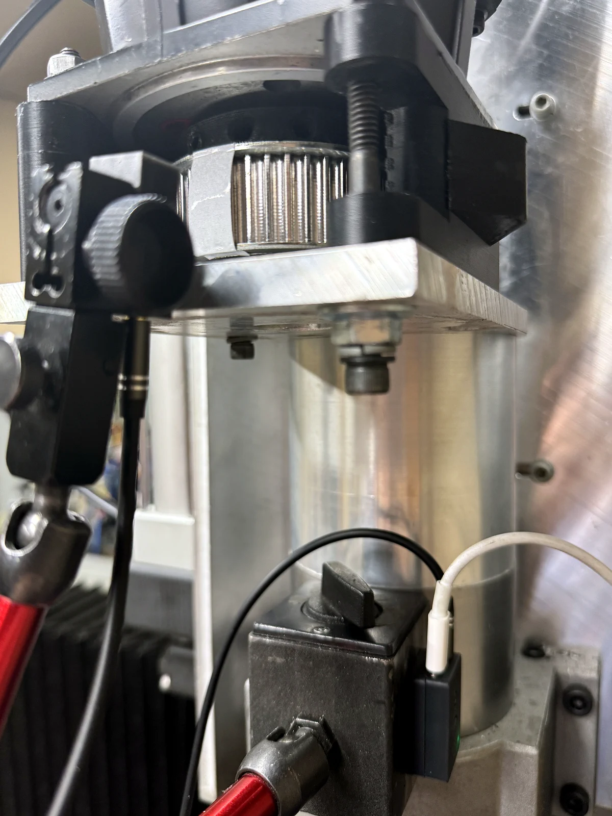 Single reflective optical target on the spindle aligned with the GrayVolt IR tach pickup